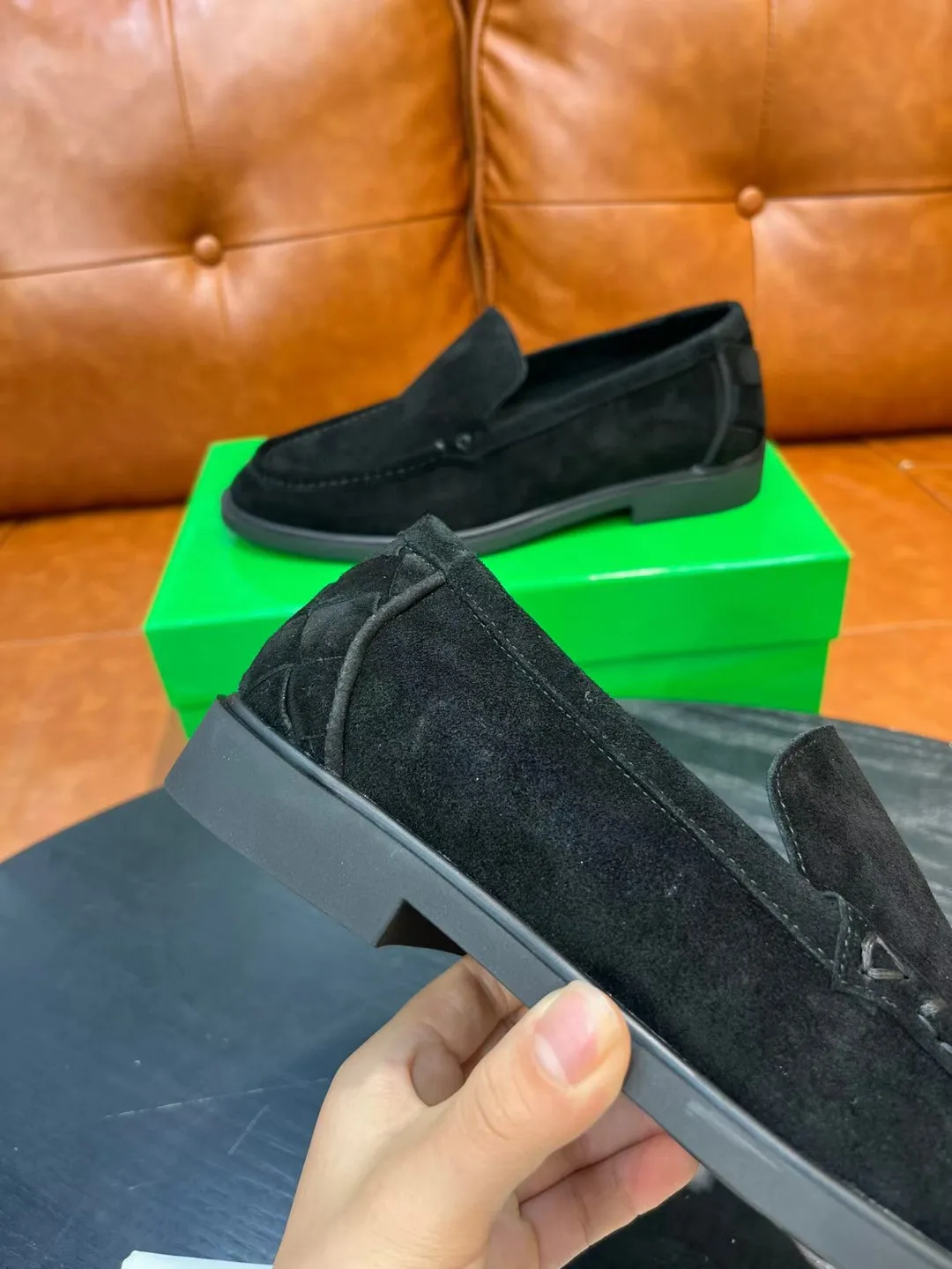 [BV] Top P: 780💰 Size: Male 39-44 (38.45 non-refundable) Bottega Veneta 2025 autumn and winter counter synchronization style. Bottega Veneta BV's new driving shoes have a slip-on design with suede upper, BV's unique weaving design on the heel, and a weaving pattern on the outsole.